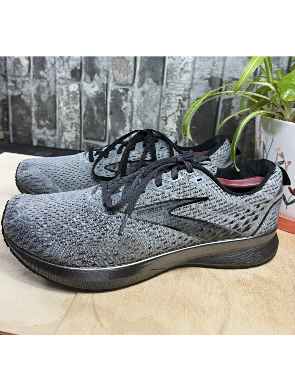 Brooks Levitate 5 Gray/Black Lace-Up Athletic Sneaker 110370-1D-096